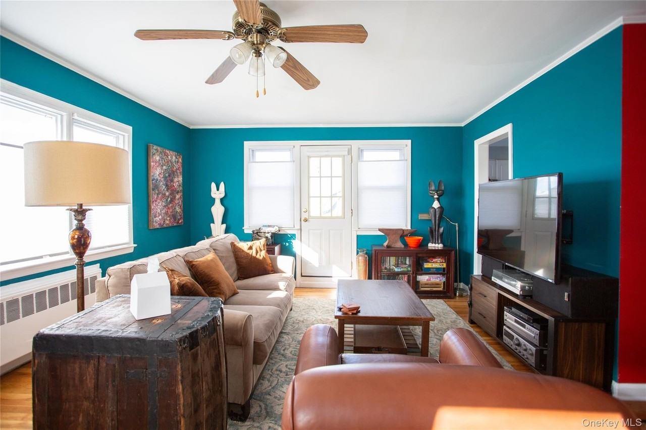 272 Laurelton Blvd - Photo 4 of 17