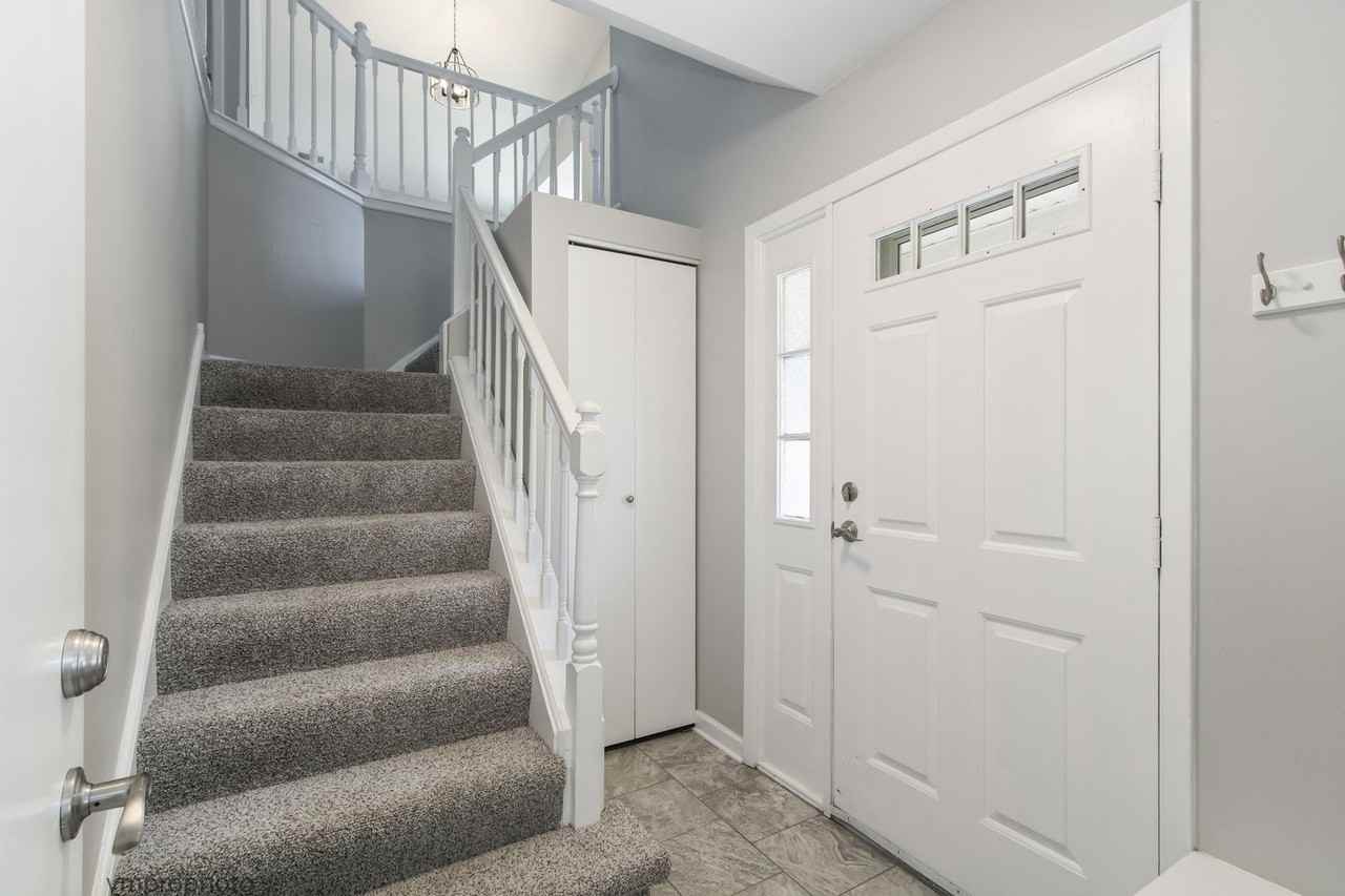 1233 S Wellington Ct - Photo 2 of 17