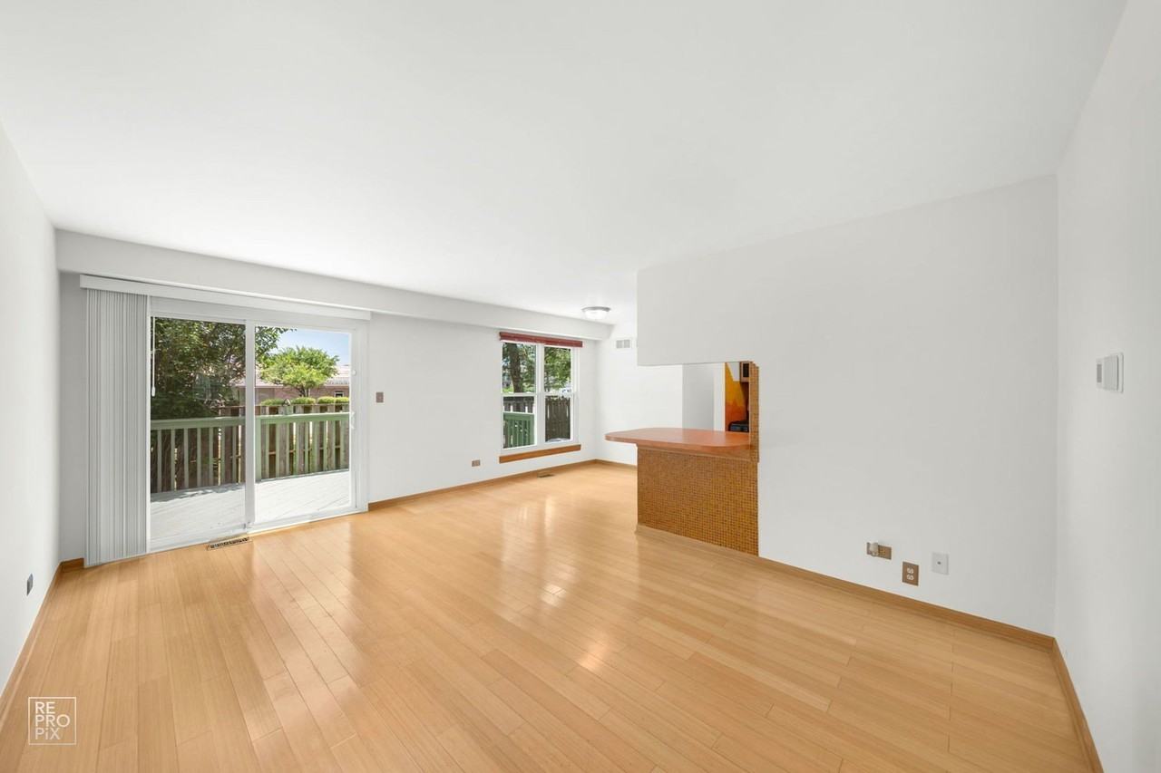 1555 N Gatewood Ave - Photo 3 of 17