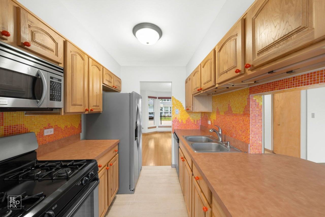 1555 N Gatewood Ave - Photo 5 of 17