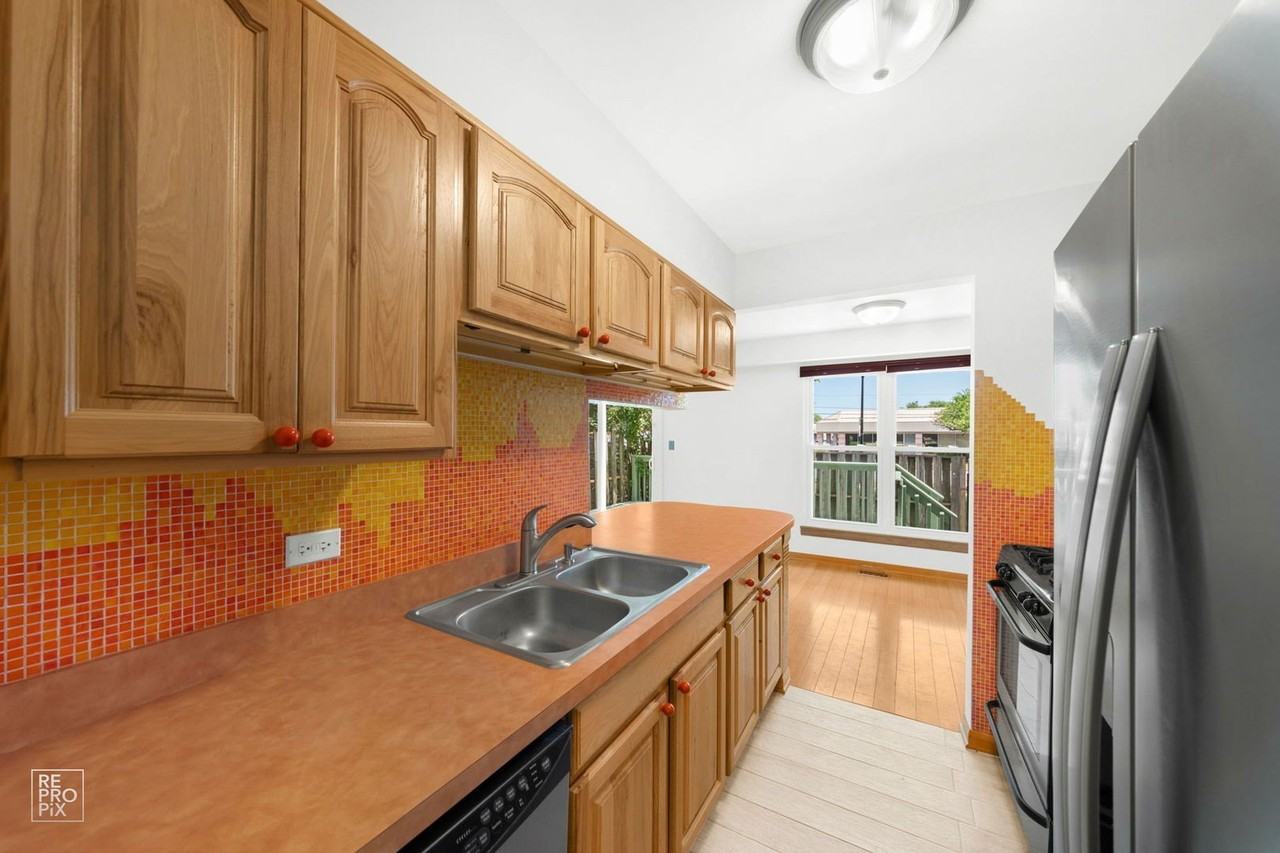1555 N Gatewood Ave - Photo 6 of 17