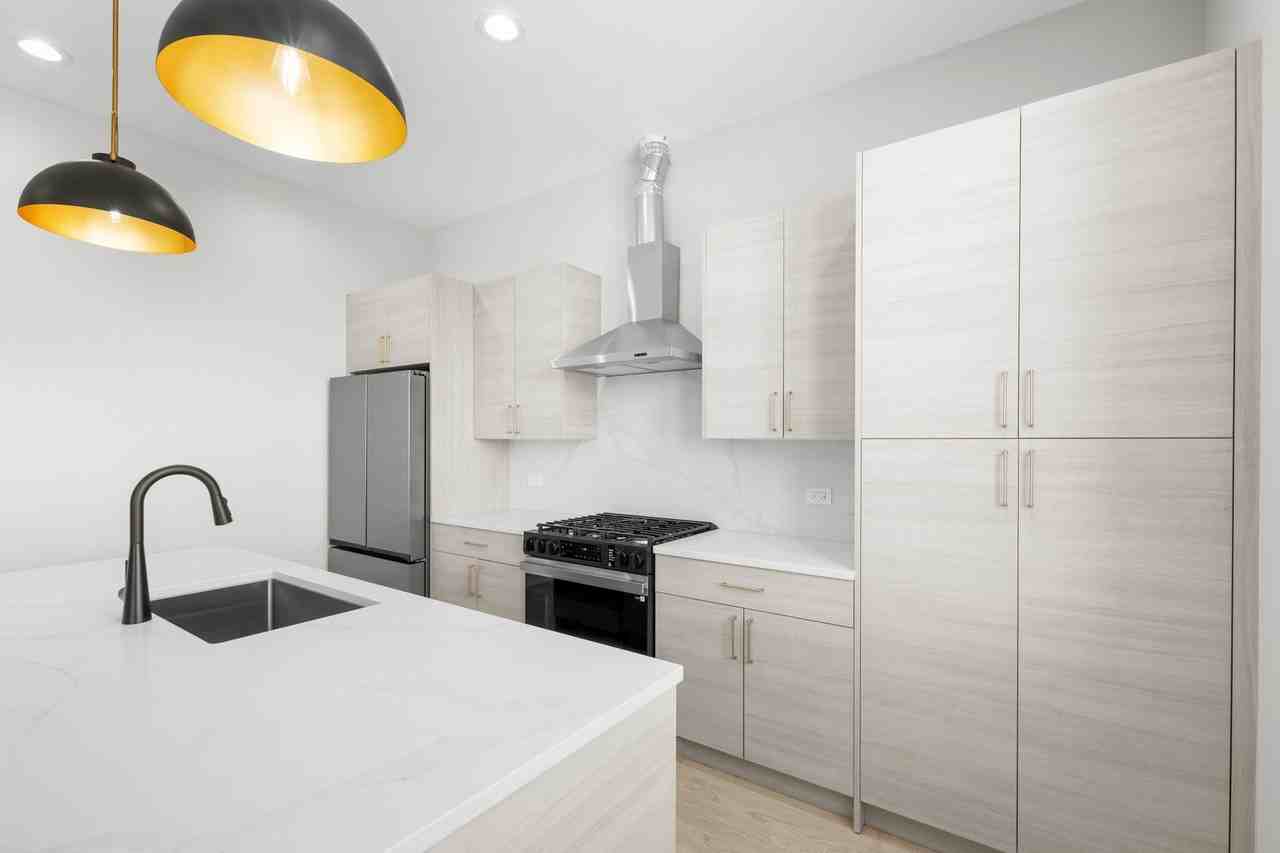 1331 W Taylor St #2W - Photo 5 of 20