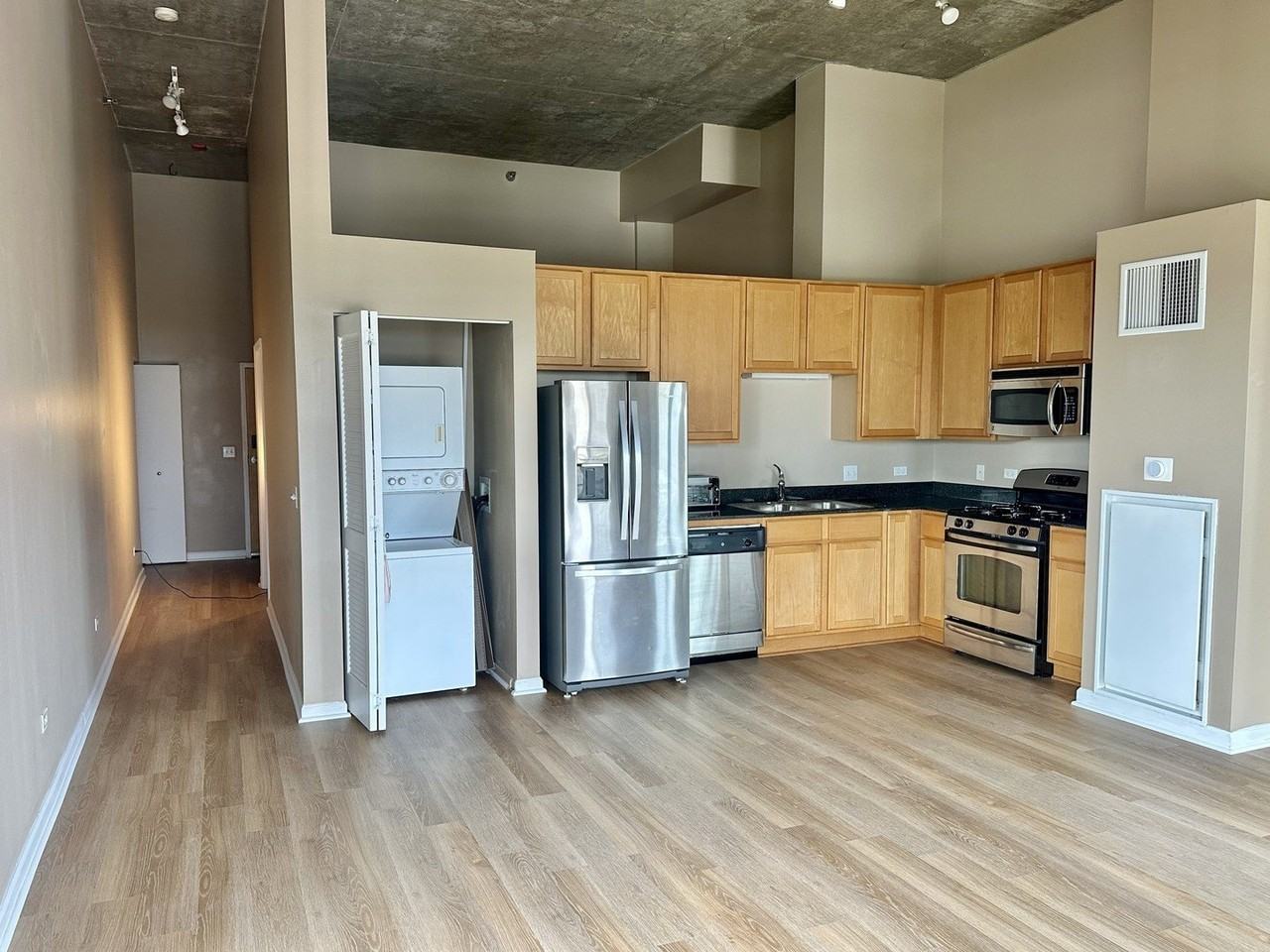 1122 W Catalpa Ave #1005 - Photo 2 of 19