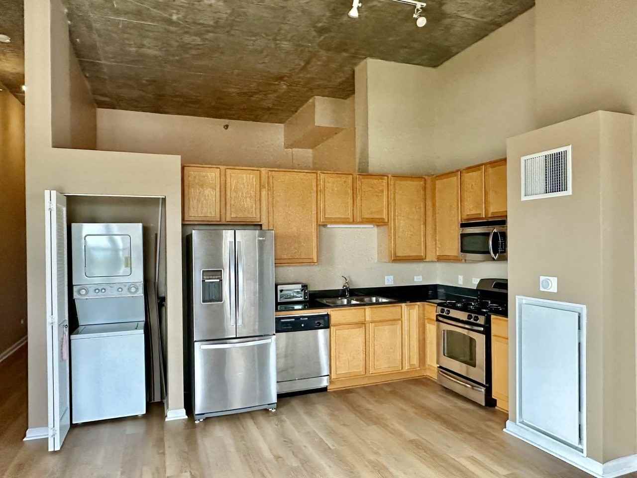 1122 W Catalpa Ave #1005 - Photo 7 of 19