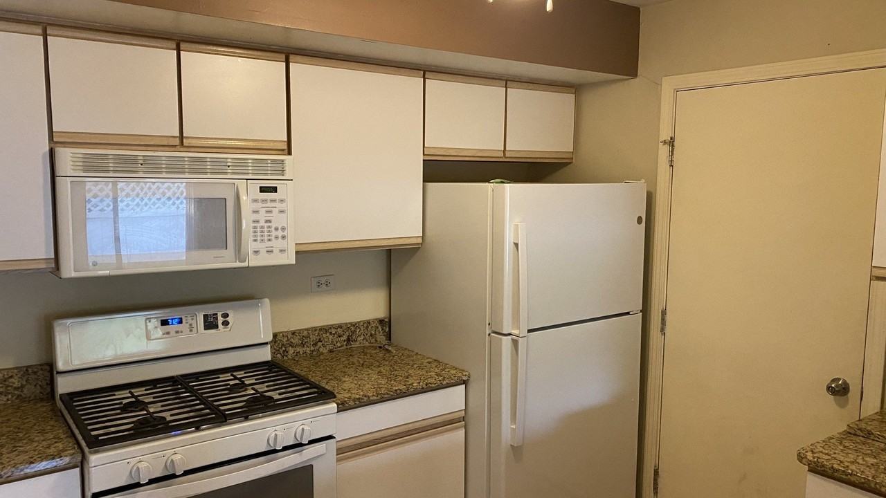 437 Valley Forge Ct #2 - Photo 5 of 9