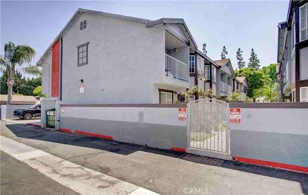 7947 Garfield Ave #F - Photo 3 of 6