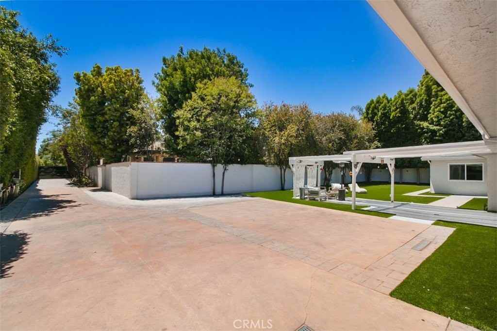 22841 Calvert St - Photo 3 of 42
