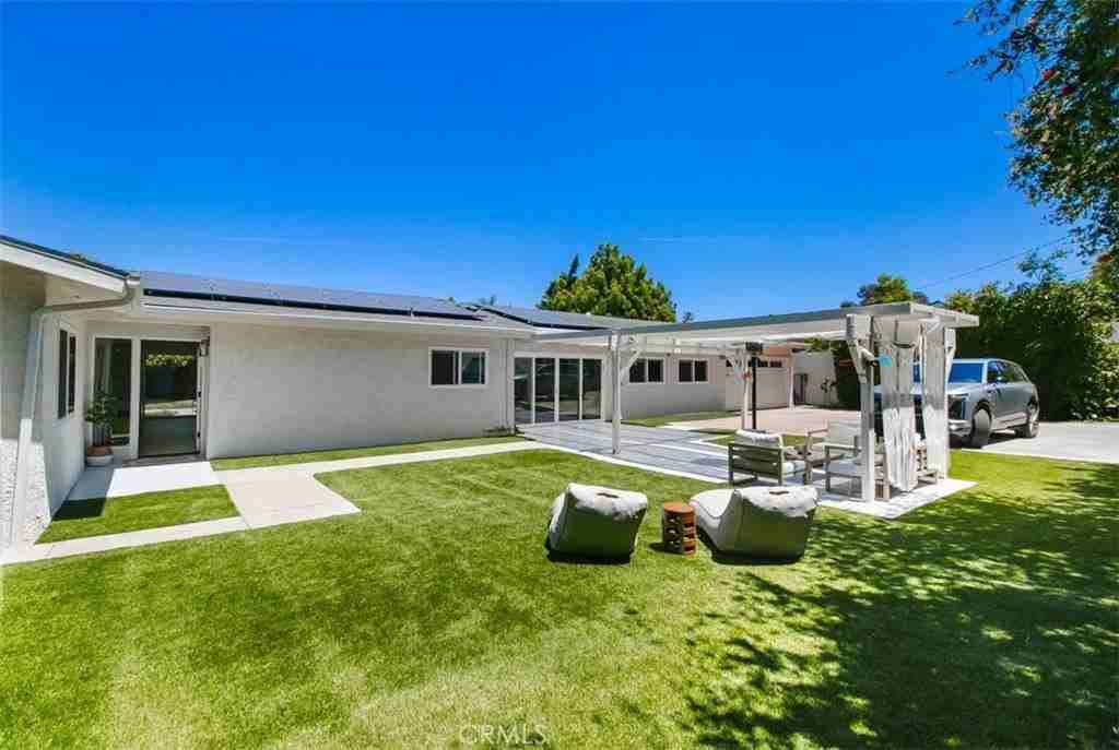 22841 Calvert St - Photo 4 of 42