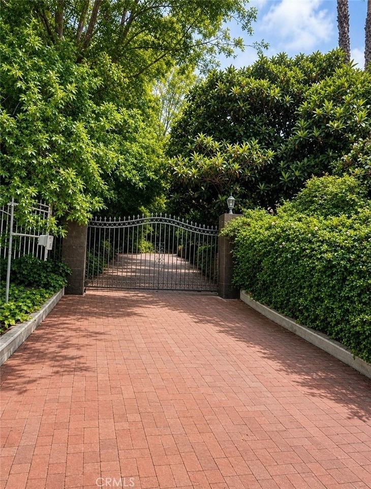 18048 Karen Dr - Photo 2 of 28