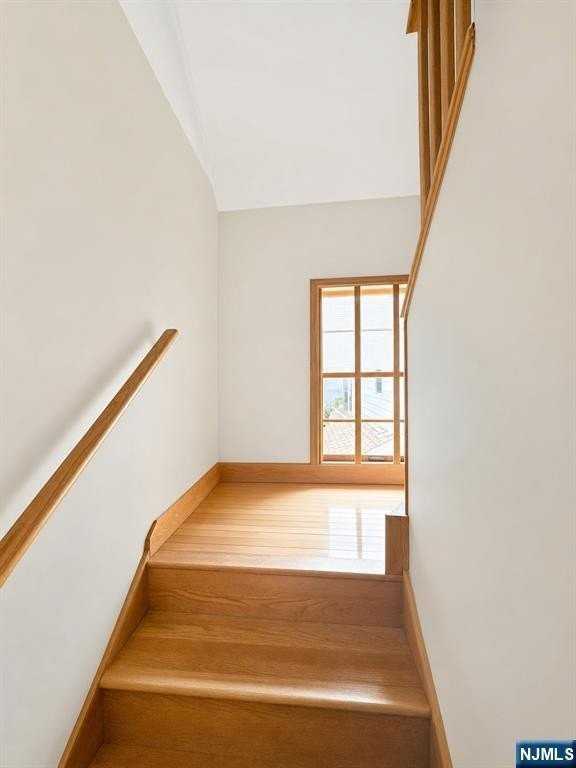 284 Livingston Ave 2nd Fl - Photo 7 of 8