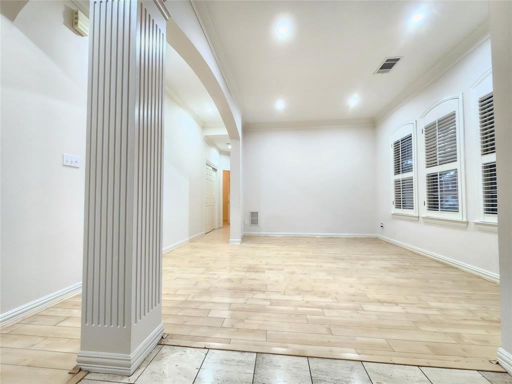 609 Sunningdale - Photo 4 of 33