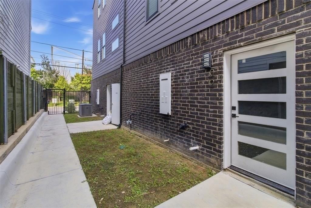 2115 N Fitzhugh Ave #102 - Photo 3 of 39