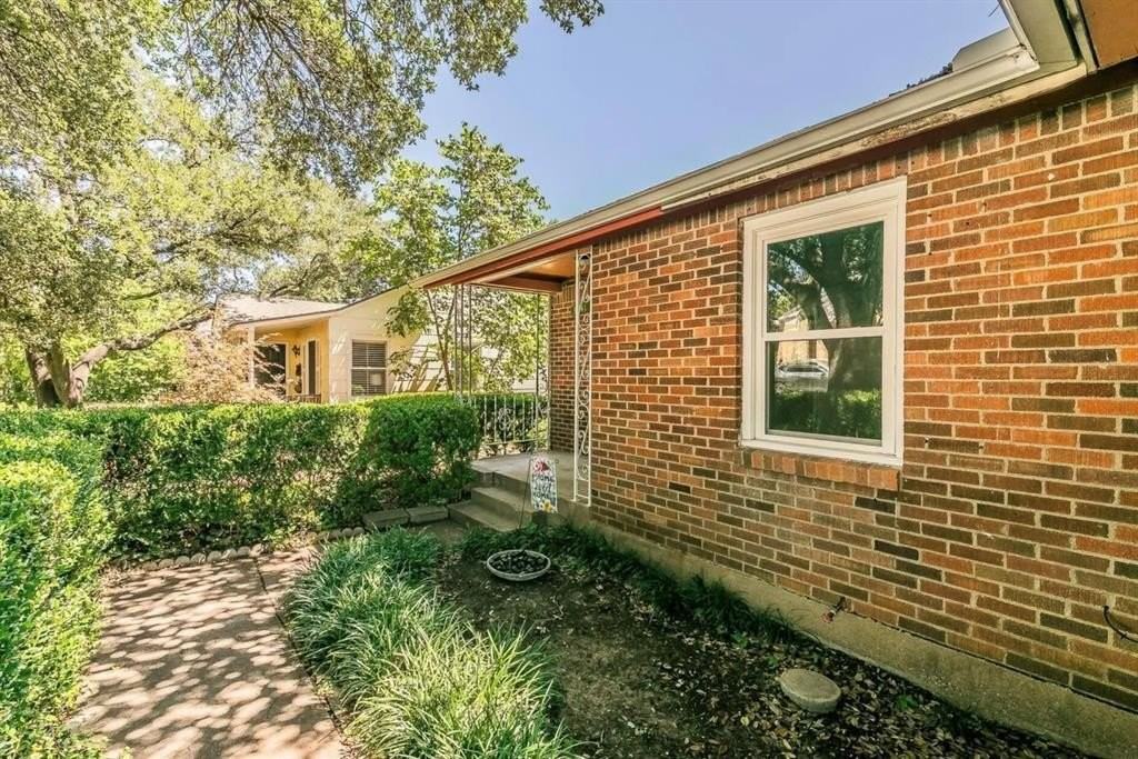 3241 Sandage Ave - Photo 3 of 25