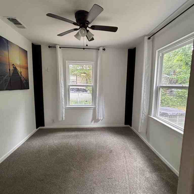 1104 Locust St - Photo 6 of 10