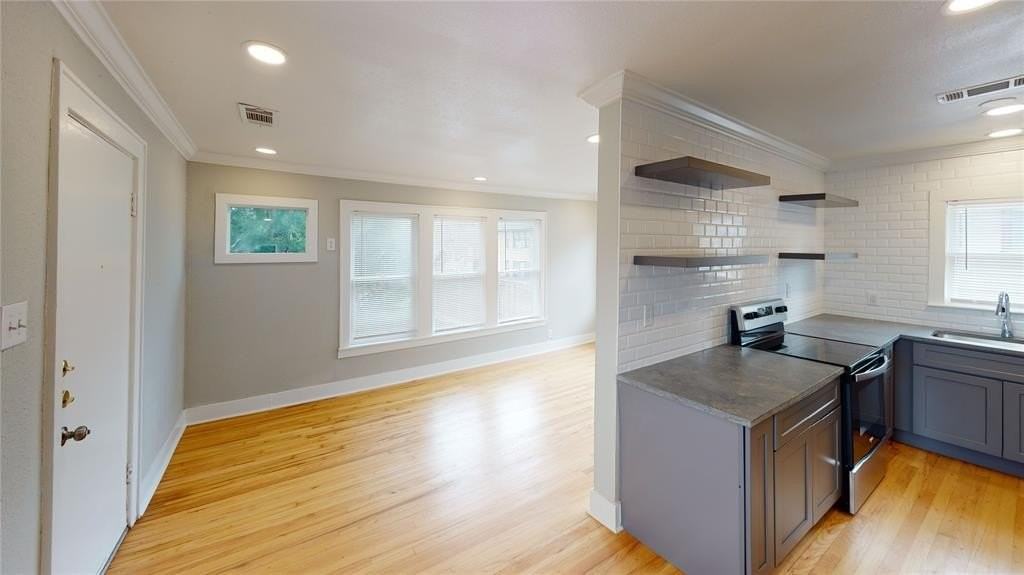 5842 Prospect Ave - Photo 3 of 16