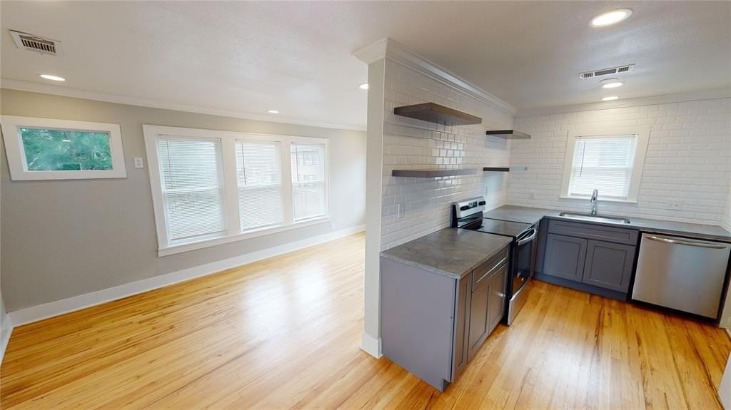 5842 Prospect Ave - Photo 4 of 16