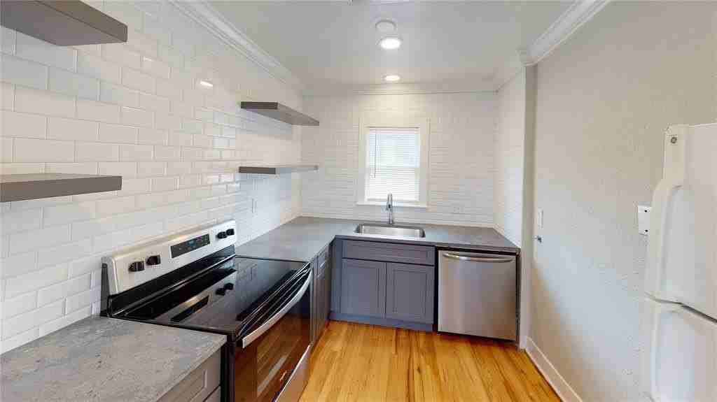 5842 Prospect Ave - Photo 5 of 16