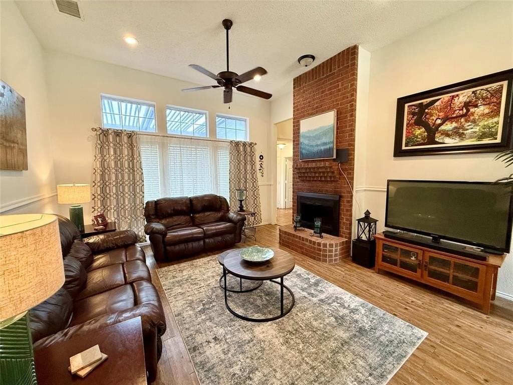 1658 Glenmore Dr - Photo 6 of 34