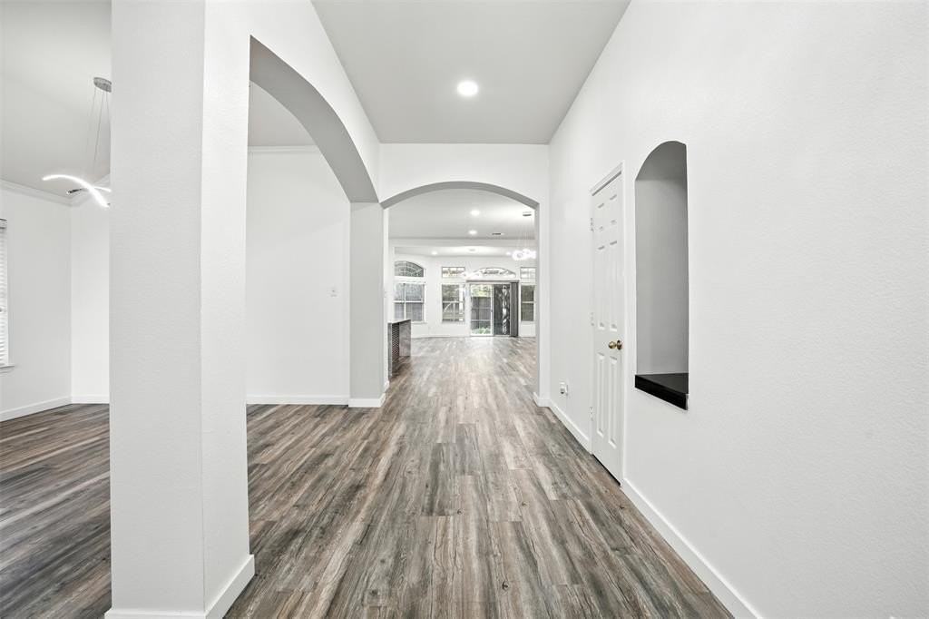 6605 Oxford Ln - Photo 2 of 34