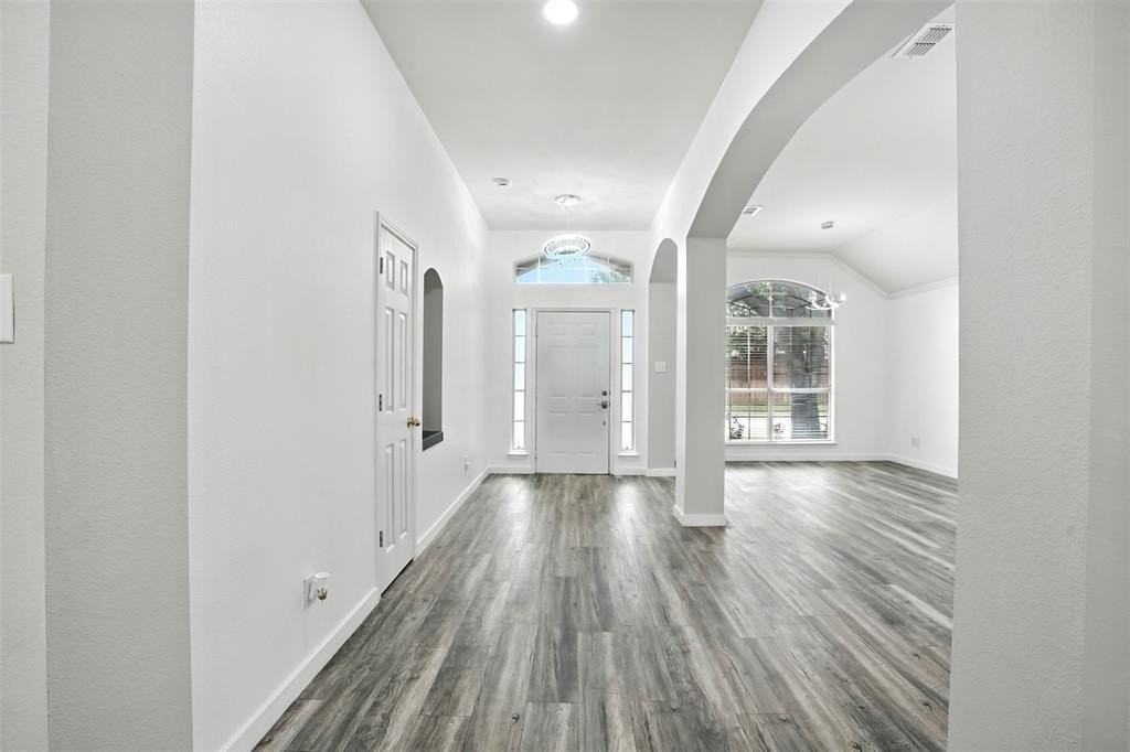 6605 Oxford Ln - Photo 3 of 34
