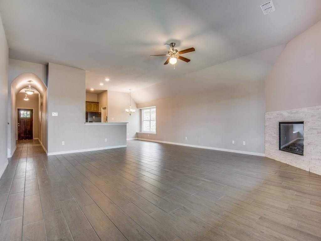 1004 Churchill Dr - Photo 6 of 20