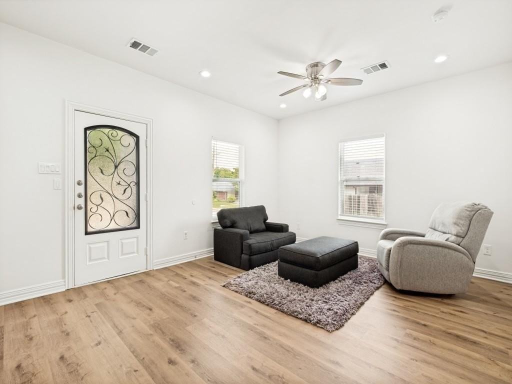 1028 Claude St - Photo 2 of 9