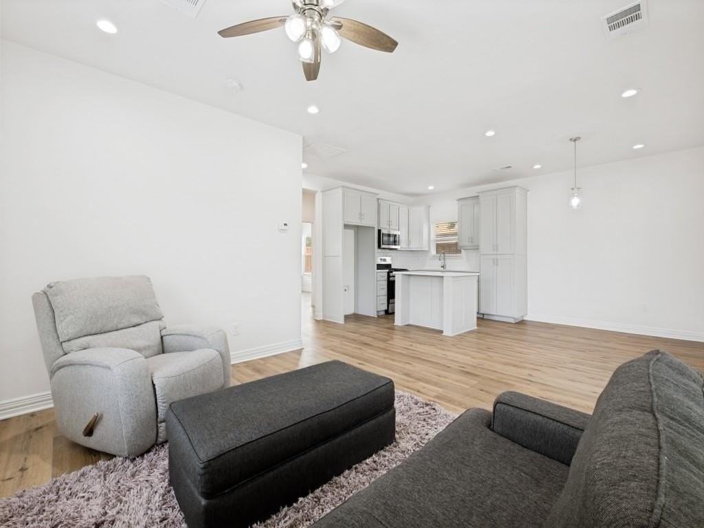 1028 Claude St - Photo 3 of 9