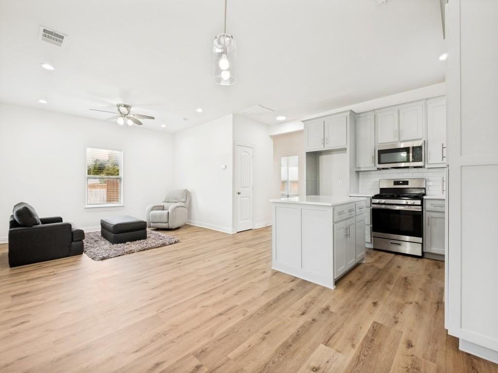 1028 Claude St - Photo 4 of 9