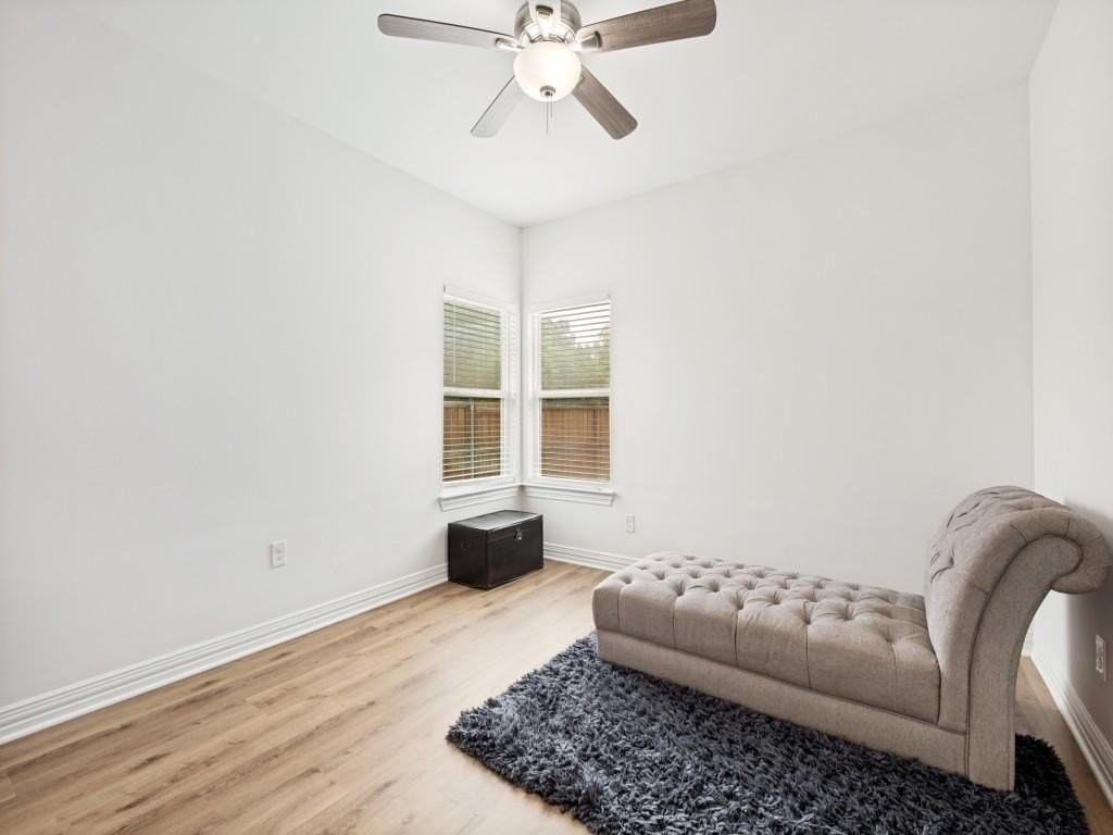 1028 Claude St - Photo 5 of 9
