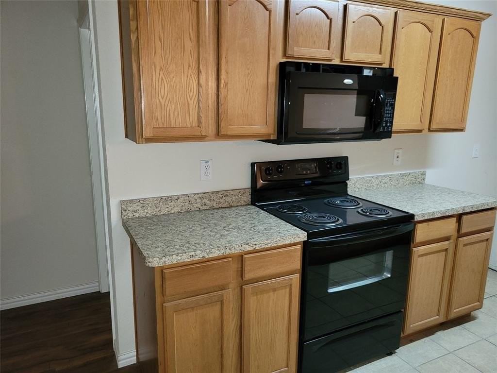 1934 Mosley Dr - Photo 4 of 12