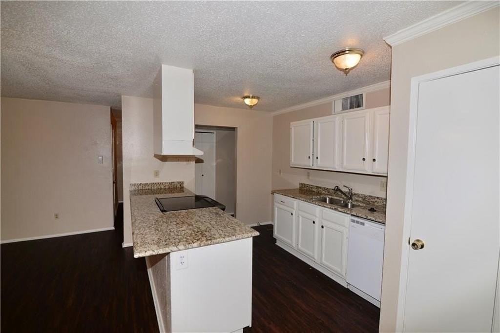 556 Hanover Dr - Photo 3 of 5