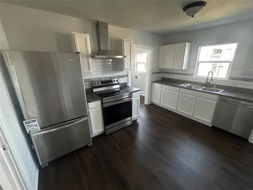 1742 Victoria St - Photo 4 of 12