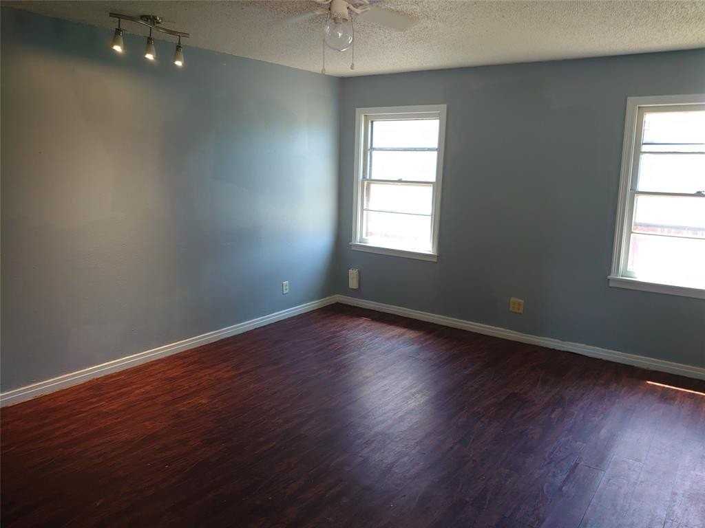 302 Fannin St - Photo 2 of 7