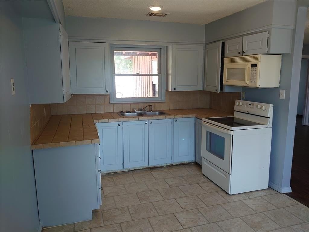 302 Fannin St - Photo 4 of 7
