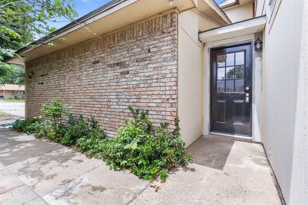 2802 Spring Valley Dr - Photo 2 of 24