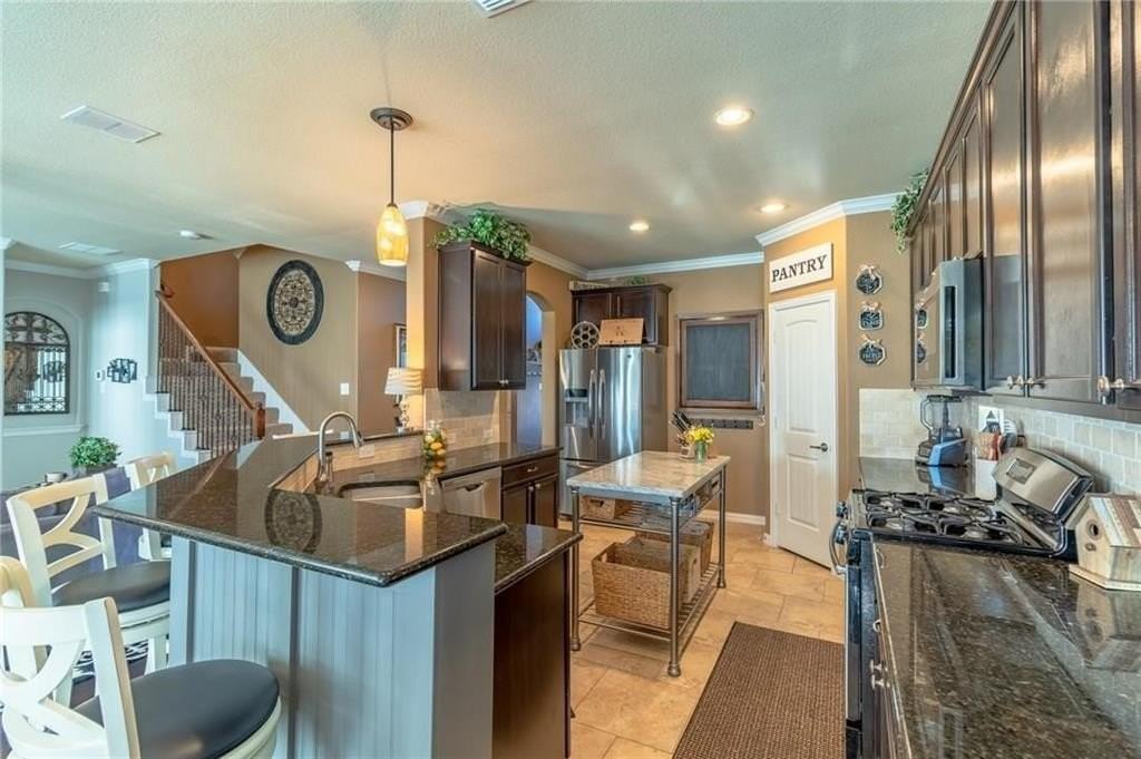 809 Park Place Ln - Photo 7 of 30