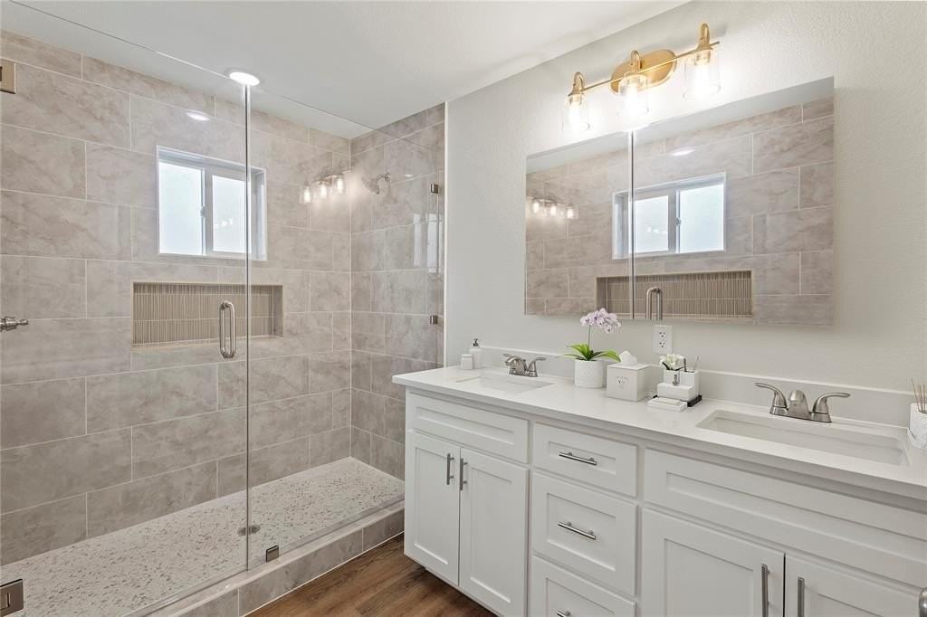 1246 Lowe St - Photo 4 of 16