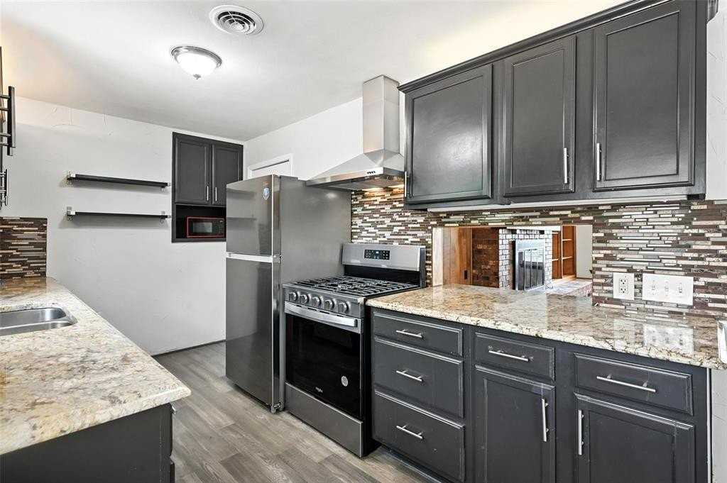 302 Young Dr - Photo 7 of 20