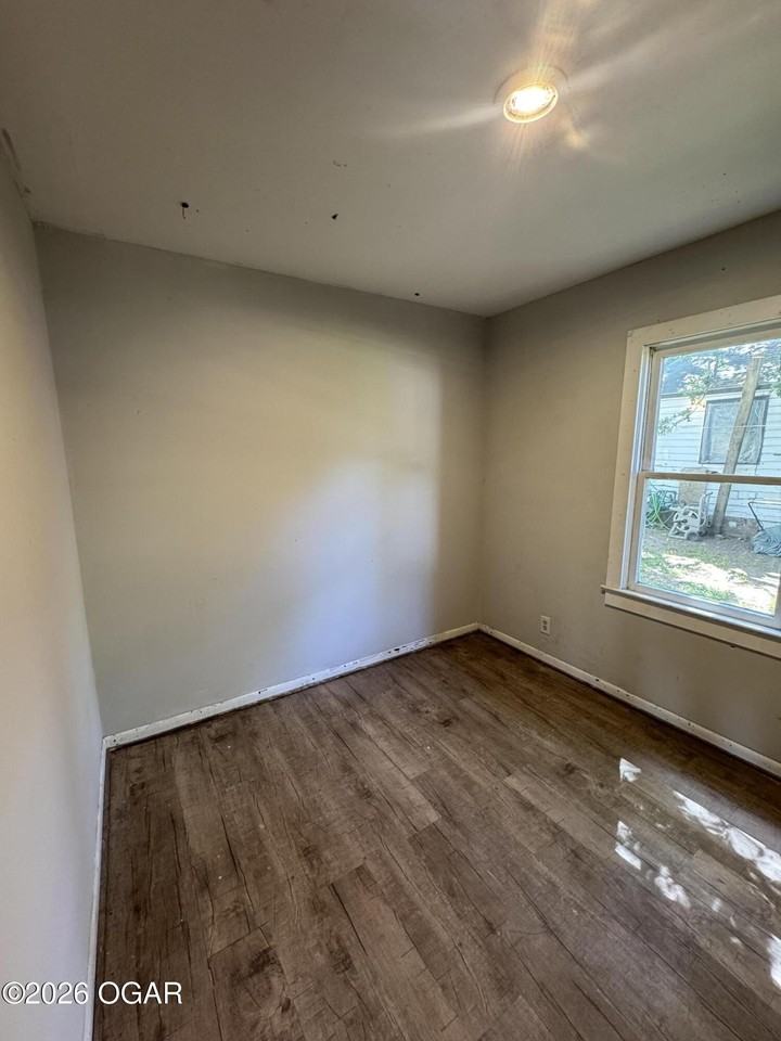 120 S Brownell Ave - Photo 5 of 7