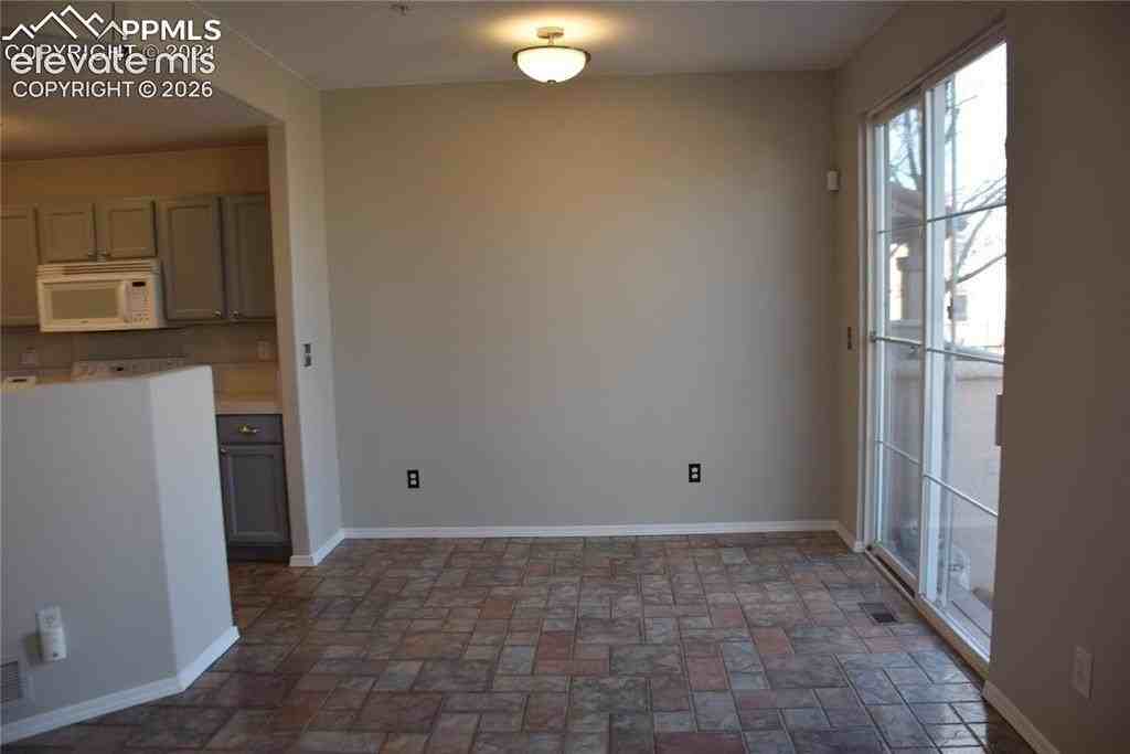 1685 Courtyard Hts - Photo 2 of 17