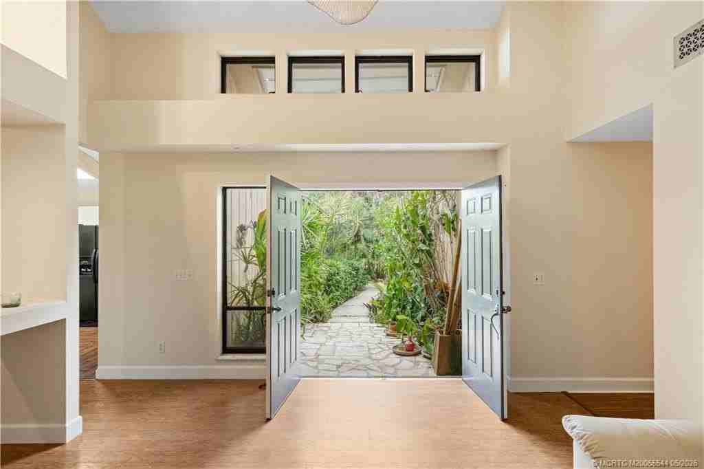 2725 Sw Bridgeway St - Photo 3 of 45