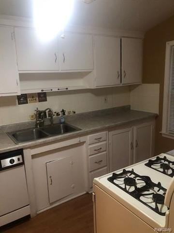 5027 Woodward St - Photo 5 of 25