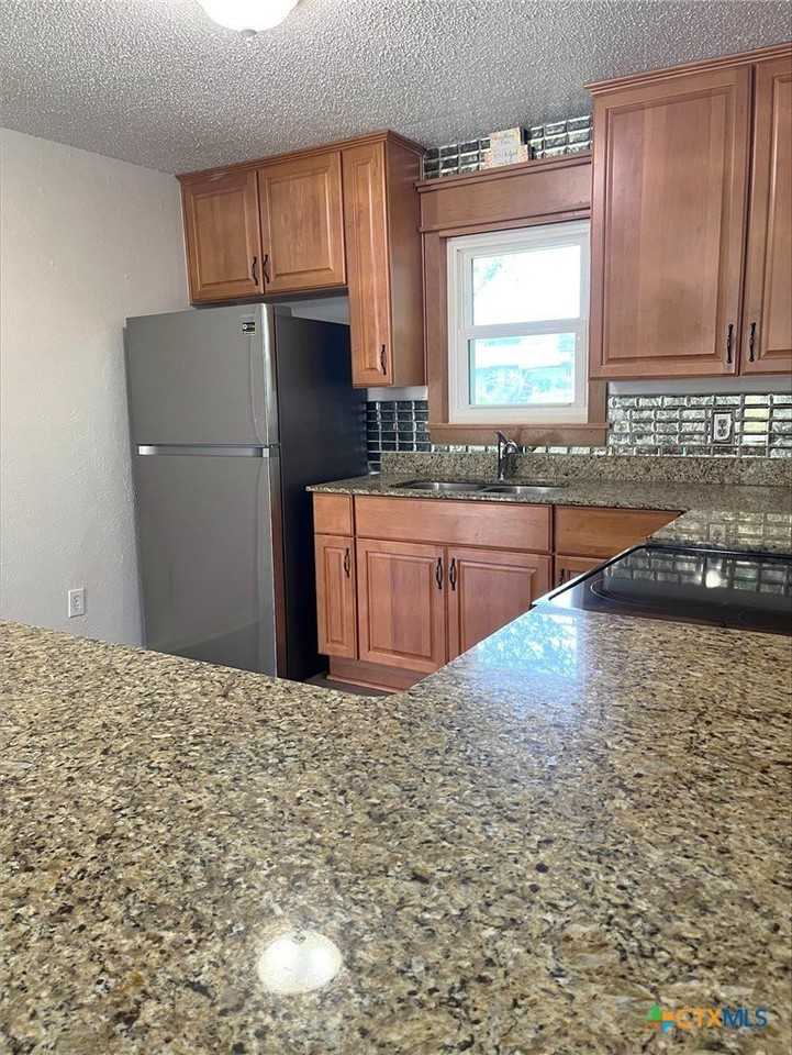 505 Curry Ave - Photo 3 of 17