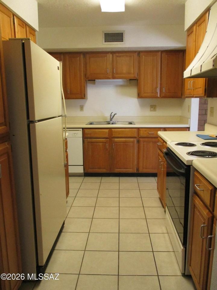 2777 N Treat Ave - Photo 3 of 19