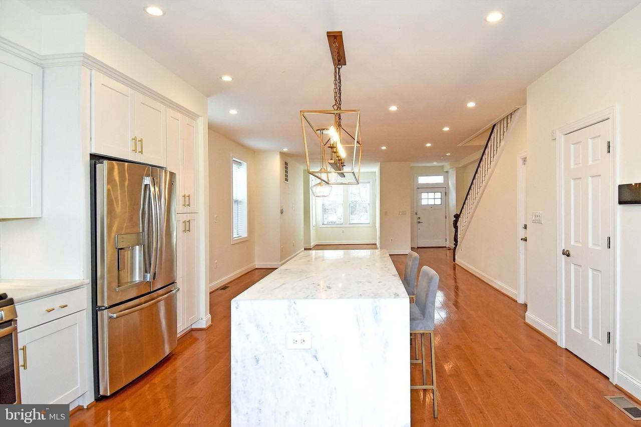 1117 Montello Ave Ne - Photo 5 of 50