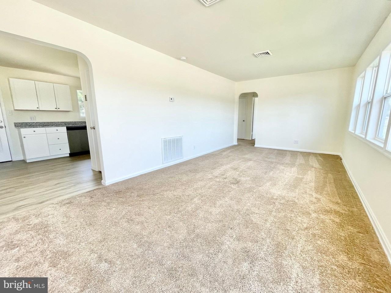 1416 S Governors Ave - Photo 4 of 21