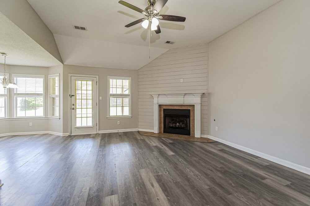 5746 Oakley Dr - Photo 6 of 17