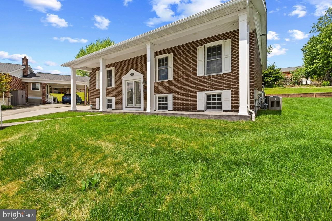 8006 Woodhaven Ct - Photo 3 of 31