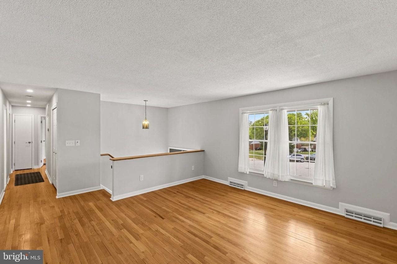 8006 Woodhaven Ct - Photo 4 of 31