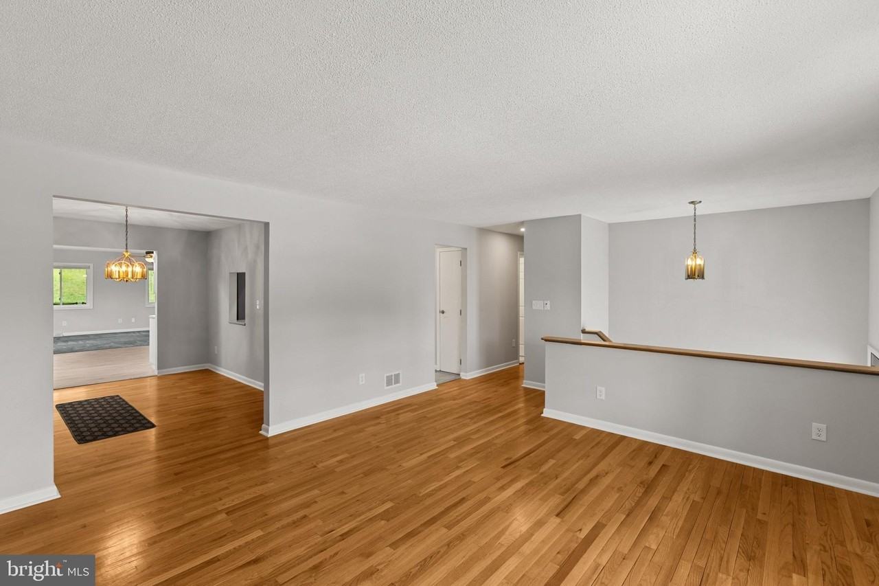 8006 Woodhaven Ct - Photo 5 of 31